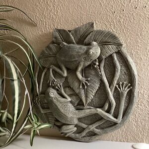 3D Frogs On Vines Round Hanging Step Stone Garden Plaque Decor Matte Slate Green